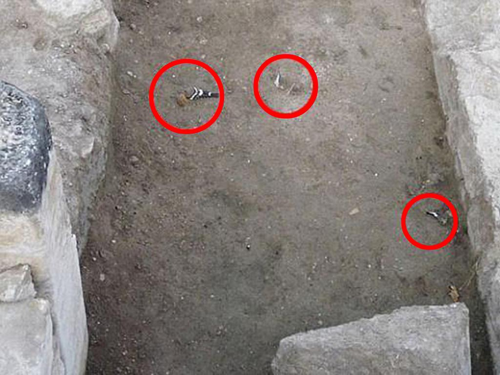 Nhà địa lý Hy Lạp cổ Strabo từng miêu tả ngôi đền như một khu vực chết người, nơi sương khói dày đặc khiến các con vật chết ngay lập tức khi tiếp cận. (Ảnh: News.com.au)