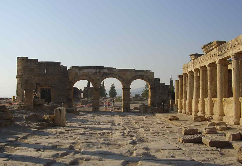 Giáo sư Hardy Pfanz từ Đại học Duisburg-Essen, Đức, đã phát hiện ra rằng ngôi đền nằm trên rãnh lỗi Babadag, nơi các khí độc có thể thoát ra từ lớp vỏ Trái Đất, dẫn đến hiện tượng kỳ bí này. (Ảnh: Discover Magazine)