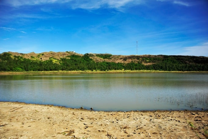 Từ đỉnh núi, du khách có thể nhìn thấy cột cờ Lý Sơn tung bay trong gió, hang Câu và chùa Hang - những thắng cảnh nổi tiếng của đảo. (Ảnh: Người quan sát)