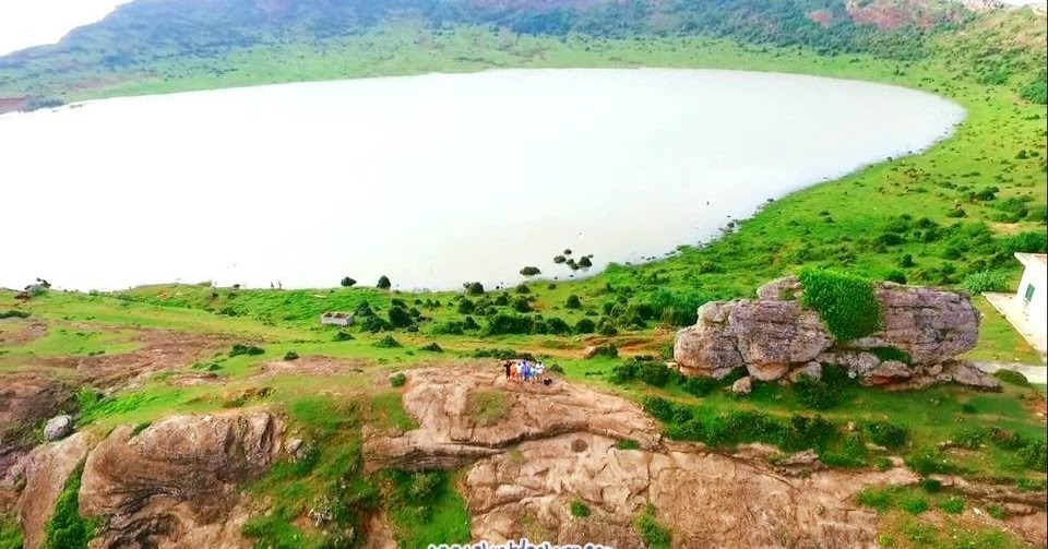 Núi Thới Lới, với độ cao gần 170m so với mực nước biển, nằm ở phía đông của đảo Lý Sơn. Đây là một trong những ngọn núi lửa đã tắt từ lâu, tạo nên cảnh quan độc đáo với hồ nước ngọt trên đỉnh và các hang đá dưới chân núi. (Ảnh: Phuot dao Ly Son)