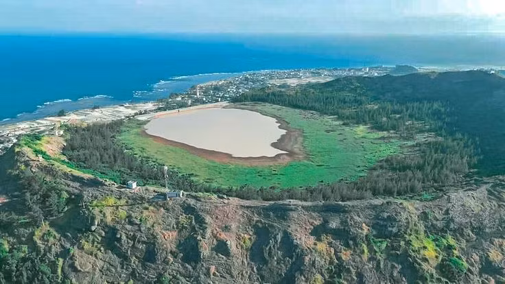 Được hình thành từ miệng của một trong năm ngọn núi lửa đã tắt từ hàng triệu năm trước, hồ Thới Lới mang trong mình vẻ đẹp hoang sơ và kỳ vĩ, thu hút hàng ngàn du khách mỗi năm. (Ảnh: Pinterest)