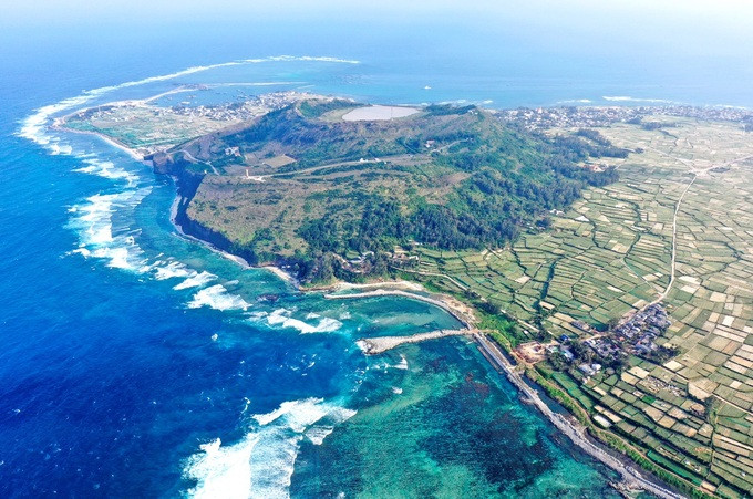 Từ đỉnh Thới Lới, du khách có thể chiêm ngưỡng toàn cảnh đảo Lý Sơn với biển xanh bao la và những cánh đồng tỏi xanh mướt. Hồ Thới Lới không chỉ là nguồn cung cấp nước ngọt quan trọng cho người dân địa phương mà còn là điểm đến lý tưởng cho những ai yêu thích khám phá thiên nhiên và chụp ảnh. (Ảnh: Người quan sát)