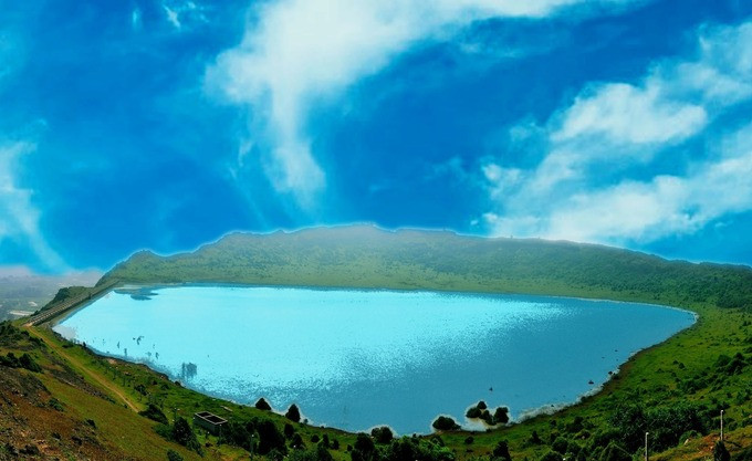 Hồ Thới Lới được xây dựng vào năm 2010 và đưa vào khai thác từ năm 2012, với dung tích chứa lên đến 270.000m³, phục vụ tưới tiêu cho 60ha đất nông nghiệp của huyện đảo.(Ảnh: Người quan sát)