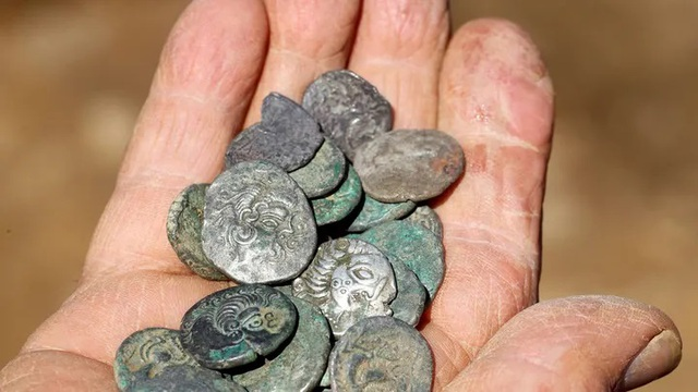 Đây là kho báu lớn nhất từng được phát hiện tại quần đảo này, với giá trị ước tính khoảng 13 triệu USD (324 tỷ đồng). Kho báu đã lập Kỷ lục Thế giới Guinness, vượt qua kỷ lục trước đó được thiết lập vào năm 1978. (Ảnh: SWNS)