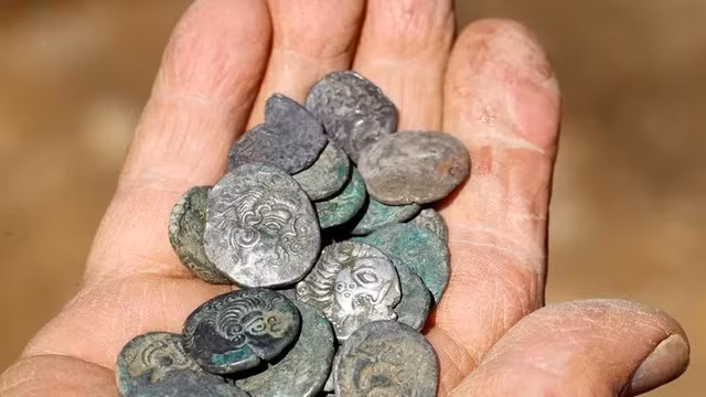 Đây là kho báu lớn nhất từng được phát hiện tại quần đảo này, với giá trị ước tính khoảng 13 triệu USD (324 tỷ đồng). Kho báu đã lập Kỷ lục Thế giới Guinness, vượt qua kỷ lục trước đó được thiết lập vào năm 1978. (Ảnh: SWNS)