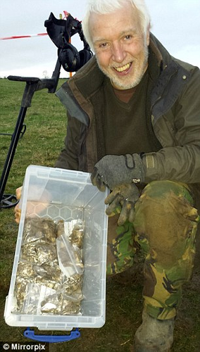 Phát hiện này đã được tuyên bố chính thức là kho báu thuộc về Hoàng gia, nhưng ông Coleman có thể sẽ nhận được một phần lớn giá trị từ kho báu này. (Ảnh: Daily Mail)