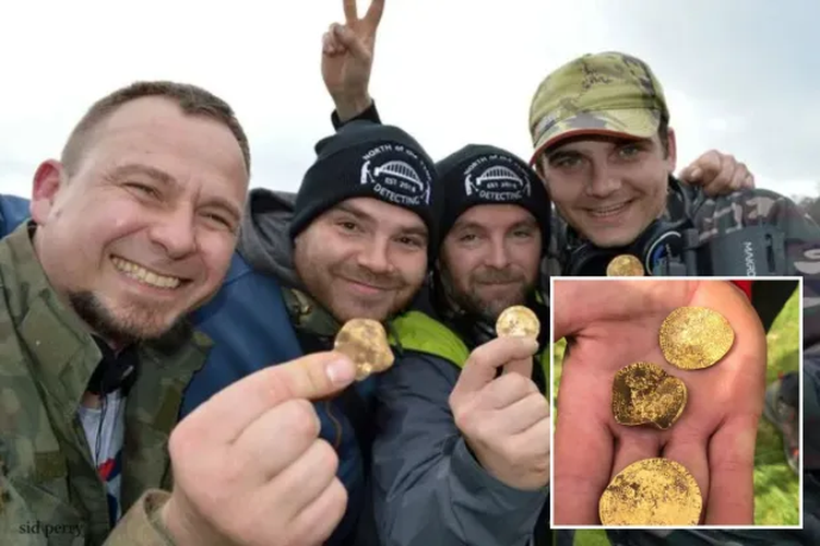 Cách đây không lâu, bốn người đàn ông ở Anh đã phát hiện một kho báu gồm 12 đồng tiền vàng và 545 đồng tiền bạc từ thế kỷ 14 trị giá gần 4,8 tỷ đồng nhờ máy dò kim loại. Những người này là Andrew Winter, Tobiasz Nowak, Mateusz, và Dariusz Fijalkowski. Họ đã thay phiên canh gác hố chôn kho báu sau khi tìm thấy tín hiệu đầu tiên từ máy dò kim loại của Andrew.(Ảnh: The Sun)