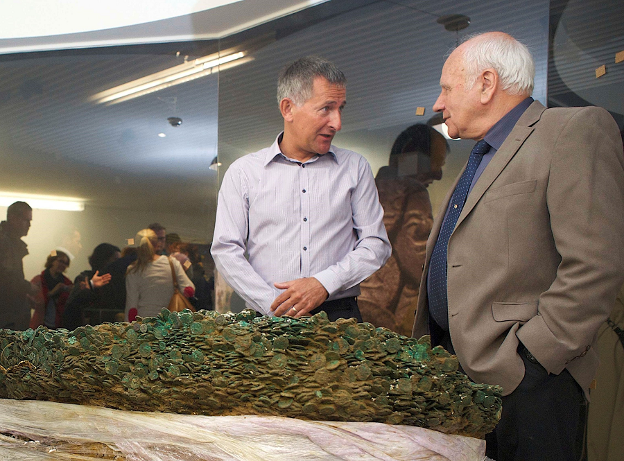 Một số đồng tiền có niên đại khoảng năm 50 trước Công nguyên đang được trưng bày tại Bảo tàng La Hougue Bie ở Jersey.(Ảnh: Jersey Evening Post)