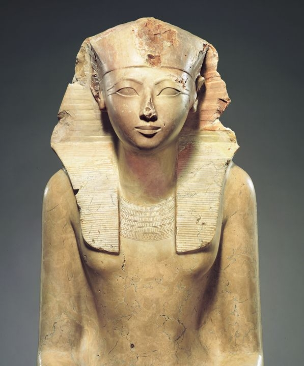 1. Hatshepsut (1479-1458 TCN): Hatshepsut là một trong những nữ Pharaoh quyền lực và nổi tiếng nhất của Ai Cập cổ đại. Bà bắt đầu triều đại của mình với vai trò nhiếp chính cho người con trai kế thừa ngai vàng nhưng sau đó tự mình trở thành Pharaoh. (Ảnh: Wikipedia)