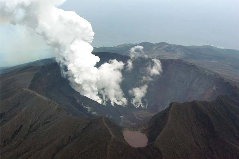 3. Đảo Miyake-jima - Nhật Bản: Miyake-jima là một hòn đảo thuộc quần đảo Izu của Nhật Bản, nơi có ngọn núi lửa Oyama hoạt động liên tục. Đặc điểm đáng sợ của hòn đảo này là sự rò rỉ khí lưu huỳnh độc hại từ miệng núi lửa. (Ảnh: Atlas Obscura)