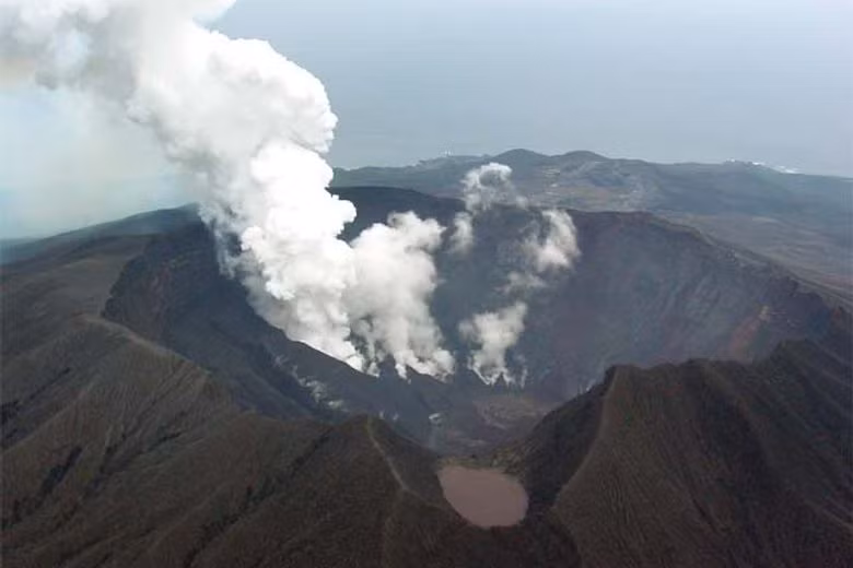 3. Đảo Miyake-jima - Nhật Bản: Miyake-jima là một hòn đảo thuộc quần đảo Izu của Nhật Bản, nơi có ngọn núi lửa Oyama hoạt động liên tục. Đặc điểm đáng sợ của hòn đảo này là sự rò rỉ khí lưu huỳnh độc hại từ miệng núi lửa. (Ảnh: Atlas Obscura)