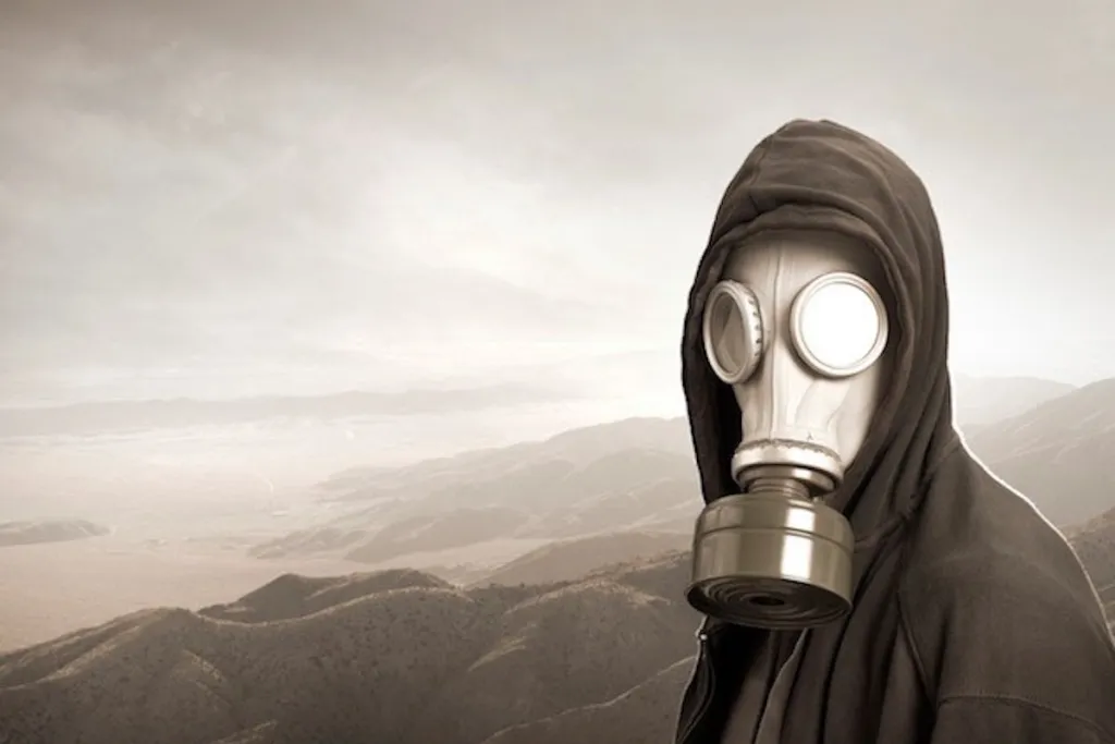 Từ năm 2000, sau khi núi lửa phun trào, nồng độ khí lưu huỳnh trên đảo đã tăng lên mức nguy hiểm. Người dân sống trên đảo Miyake-jima buộc phải luôn mang theo mặt nạ phòng độc, và khách du lịch đến đây cũng phải tuân thủ quy định này. Cuộc sống trên hòn đảo này là một thử thách sinh tồn hàng ngày.(Ảnh: The Vale Magazine)