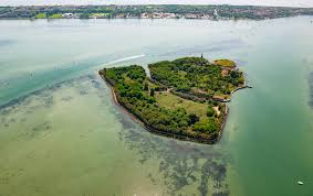 4. Đảo Poveglia - Ý: Poveglia, nằm ở phía nam Venice, Ý, có lịch sử đen tối và ám ảnh. Vào thế kỷ 14, khi dịch hạch lan rộng ở châu Âu, Poveglia trở thành nơi cách ly và chôn cất hàng nghìn người bị nhiễm bệnh. Những năm sau đó, hòn đảo được sử dụng làm trại tâm thần, nơi bệnh nhân bị tra tấn và bỏ rơi. (Ảnh: The Little House of Horrors)