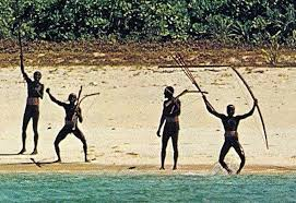 2. Đảo Sentinel Bắc - Quần đảo Andaman, Ấn Độ: Sentinel Bắc là một hòn đảo nhỏ nằm trong quần đảo Andaman ở Ấn Độ Dương. Được bao phủ bởi rừng rậm dày đặc, đảo này là nơi sinh sống của bộ lạc Sentinelese, một trong những bộ lạc nguyên thủy và cô lập nhất thế giới. Người Sentinelese nổi tiếng với việc tấn công bất kỳ ai cố gắng tiếp cận hòn đảo.(Ảnh: Medium)