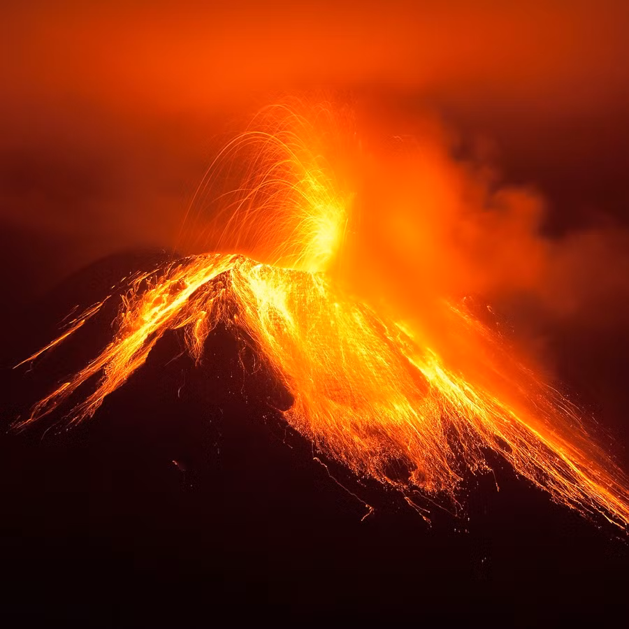 Trong lịch sử địa chất của Trái Đất, núi lửa đã luôn là một trong những hiện tượng thiên nhiên đáng sợ và hùng vĩ nhất. Nhưng điều gì sẽ xảy ra nếu tất cả các núi lửa trên hành tinh này cùng phun trào một lúc? Đây là một viễn cảnh kinh hoàng mà các nhà khoa học đã từng thảo luận và nghiên cứu. (Ảnh:National Geographic)