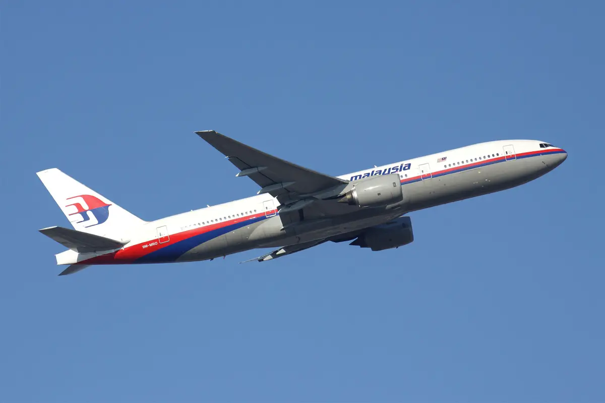 1. Vụ tai nạn của Chuyến bay 370 của Malaysia Airlines (2014): Vụ mất tích bí ẩn của chuyến bay MH370 vào ngày 8/3/2014 là một trong những thảm kịch hàng không lớn nhất thế giới. Máy bay Boeing 777-200ER chở 239 hành khách và phi hành đoàn đã biến mất khỏi radar khi bay từ Kuala Lumpur đến Bắc Kinh. (Ảnh:New York Post)