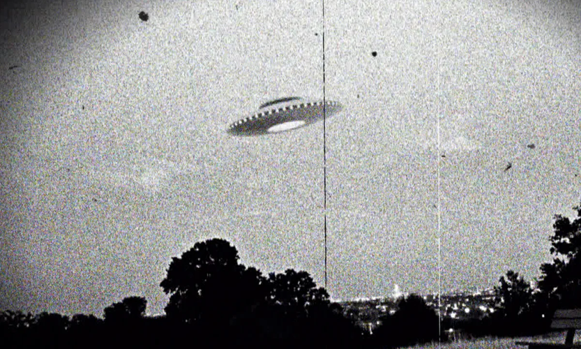 Mặc dù có nhiều báo cáo về UFO, phần lớn các nhà khoa học vẫn giữ thái độ hoài nghi. Họ cho rằng nhiều hiện tượng có thể được giải thích bằng các hiện tượng tự nhiên, công nghệ của con người, hoặc thậm chí là ảo giác. (Ảnh:The Guardian)