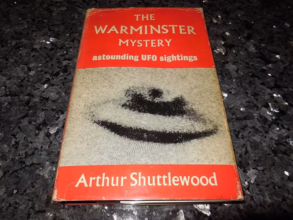 Arthur Shuttlewood, phóng viên của tờ Warminster Journal, đã viết nhiều cuốn sách về những vụ nhìn thấy UFO này và tin rằng chúng có nguồn gốc từ người ngoài hành tinh. Ông đã nghe câu chuyện từ 49 nhân chứng về những âm thanh vo ve kỳ lạ và những tác động tiêu cực đến động vật và con người.(Ảnh:Amazon)