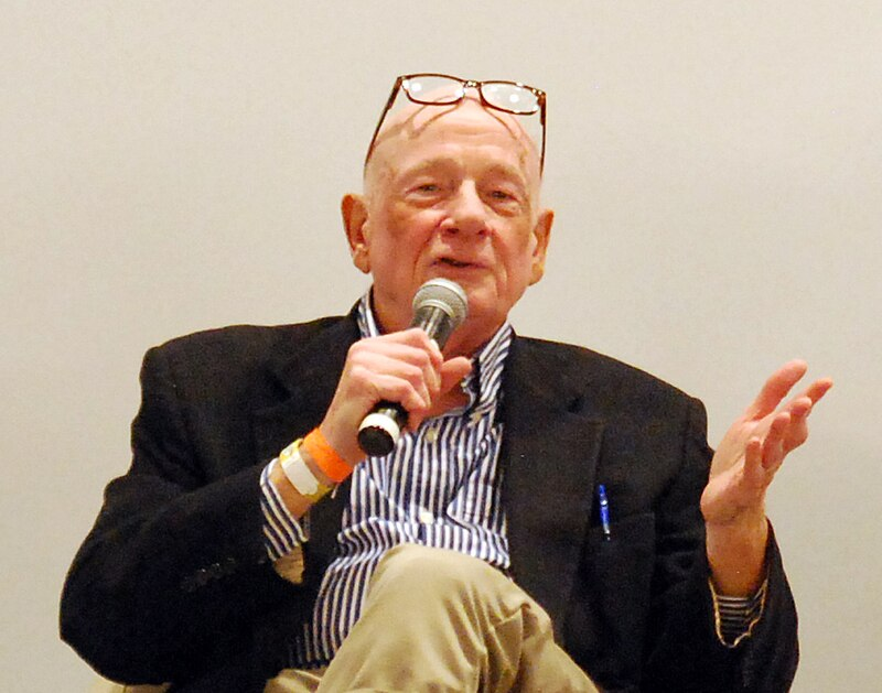 Tiến sĩ Raymond Moody là một trong những người tiên phong nghiên cứu về NDEs. Ông đã thu thập hàng trăm câu chuyện từ những người từng trải qua những trải nghiệm này và lập luận rằng chúng có thể là dấu hiệu của linh hồn.