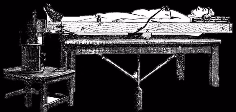 3. Thí nghiệm "Cân linh hồn" của Duncan MacDougall: Năm 1907, bác sĩ Duncan MacDougall tiến hành thí nghiệm để cân con người trước và sau khi chết, với giả thuyết rằng sự giảm cân có thể là bằng chứng cho sự tồn tại của linh hồn. Ông cho rằng linh hồn có trọng lượng khoảng 21 gram, dù kết quả này gây tranh cãi.