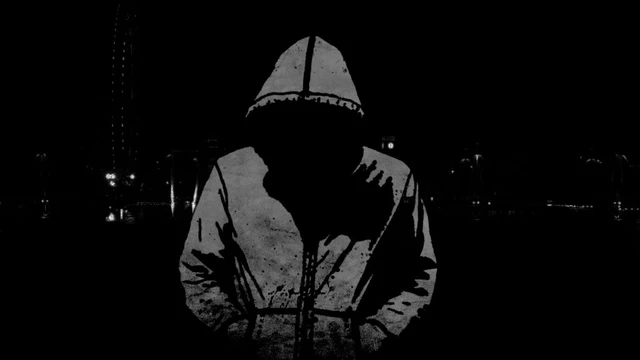 Theo quan niệm phong thủy, để hóa giải những bức ảnh đen trắng đó trong nhà - đơn giản nhất là trong tháng cô hồn cất hết vào hộp kín và bọc vải đỏ, hoặc buộc chỉ ngũ sắc. Hết tháng 7 âm lịch lại lấy ra treo lại.