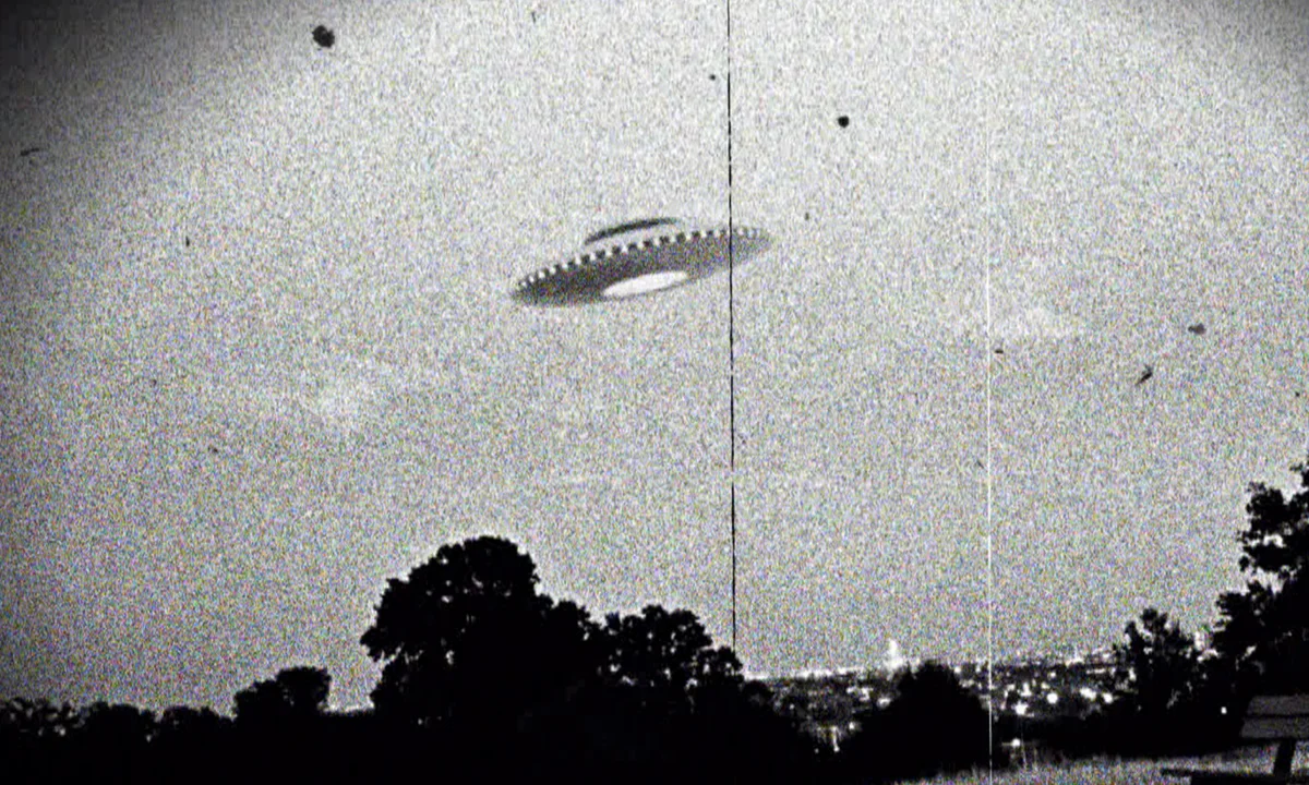 Mặc dù có nhiều báo cáo về UFO, phần lớn các nhà khoa học vẫn giữ thái độ hoài nghi. Họ cho rằng nhiều hiện tượng có thể được giải thích bằng các hiện tượng tự nhiên, công nghệ của con người, hoặc thậm chí là ảo giác. (Ảnh:The Guardian) 