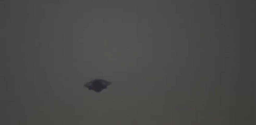 Được quay vào ngày 21/7 và đăng lên YouTube bởi người dùng Zona Desconhecida, đoạn video này cho thấy một vật thể bay hình tam giác với bộ phận hạ cánh giống khung gầm. Người quay phim ban đầu nghi ngờ đó là máy bay không người lái hoặc bóng bay, nhưng sau khi quan sát kỹ hơn, phát hiện vật thể không có cánh quạt và quỹ đạo bay theo đường thẳng. (Ảnh cắt từ clip)