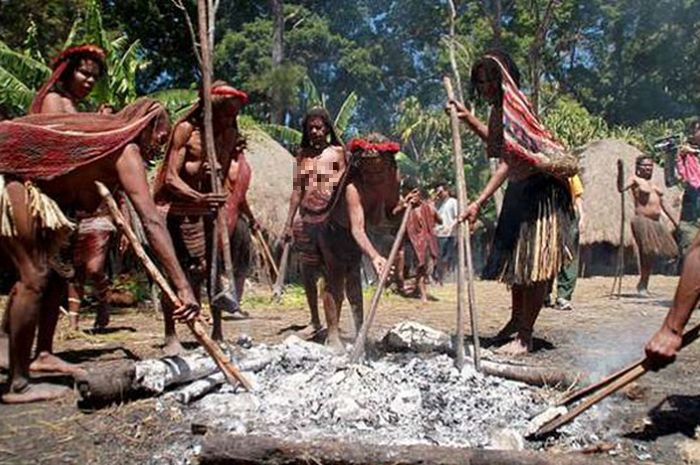 Tín ngưỡng của người Dani được gọi là Atou, trong đó họ tôn thờ tổ tiên và các vị thần tự nhiên. Một trong những nghi lễ quan trọng nhất là Kaneka Hagasir, nhằm cầu sự thịnh vượng cho gia đình.(Ảnh:Grid.ID)
