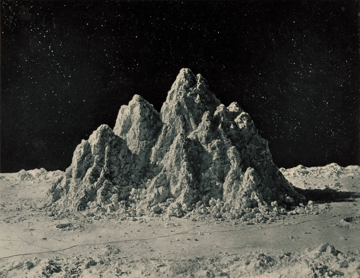 Nghiên cứu đã chỉ ra rằng bụi Mặt trăng có thể làm tổn thương tế bào phổi và não sau thời gian tiếp xúc dài. Bụi này không chỉ gây ra các triệu chứng dị ứng mà còn có thể phá hủy trang phục bảo hộ và thiết bị chân không của các phi hành gia. (Ảnh: The New York Review of Books)