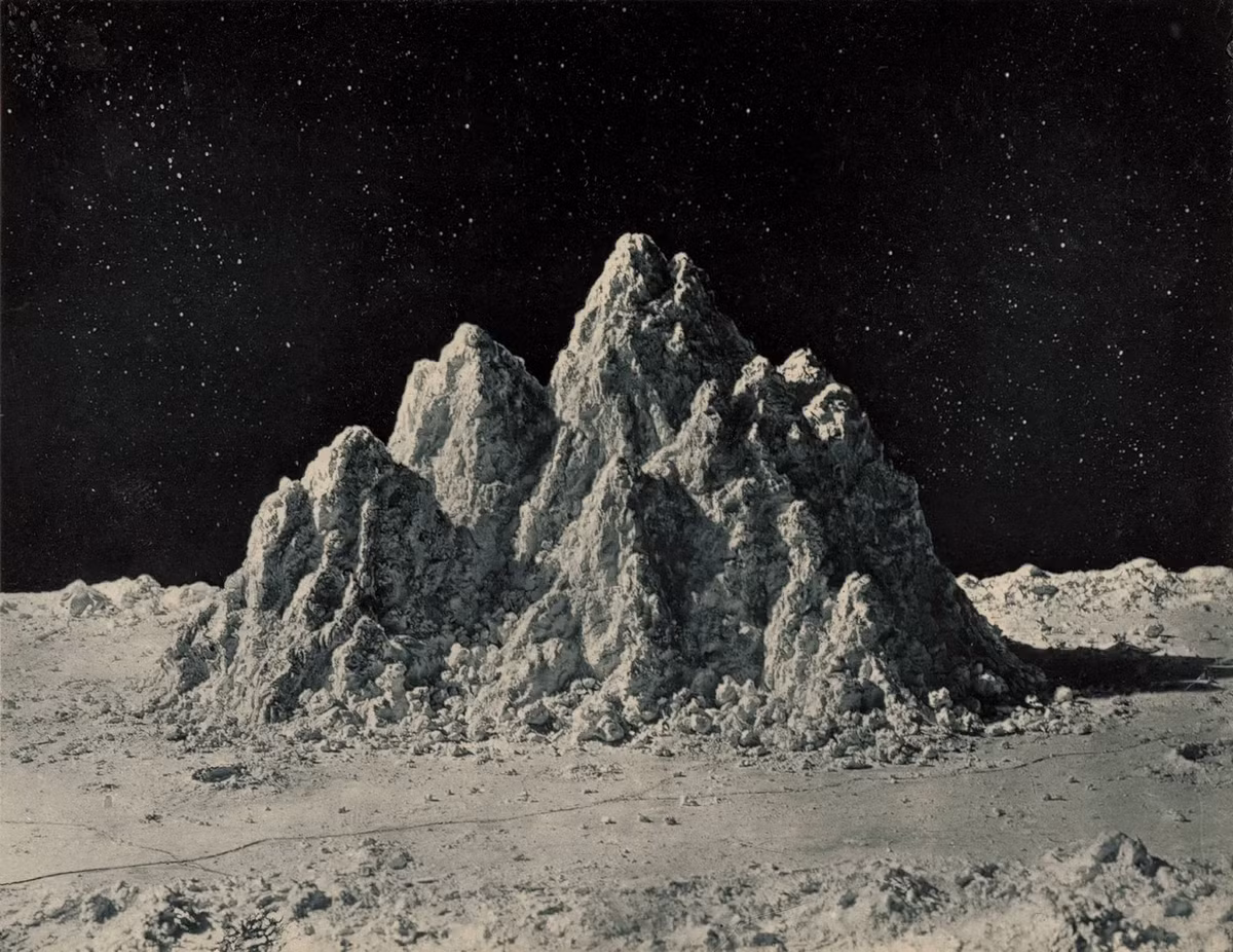 Nghiên cứu đã chỉ ra rằng bụi Mặt trăng có thể làm tổn thương tế bào phổi và não sau thời gian tiếp xúc dài. Bụi này không chỉ gây ra các triệu chứng dị ứng mà còn có thể phá hủy trang phục bảo hộ và thiết bị chân không của các phi hành gia. (Ảnh: The New York Review of Books)