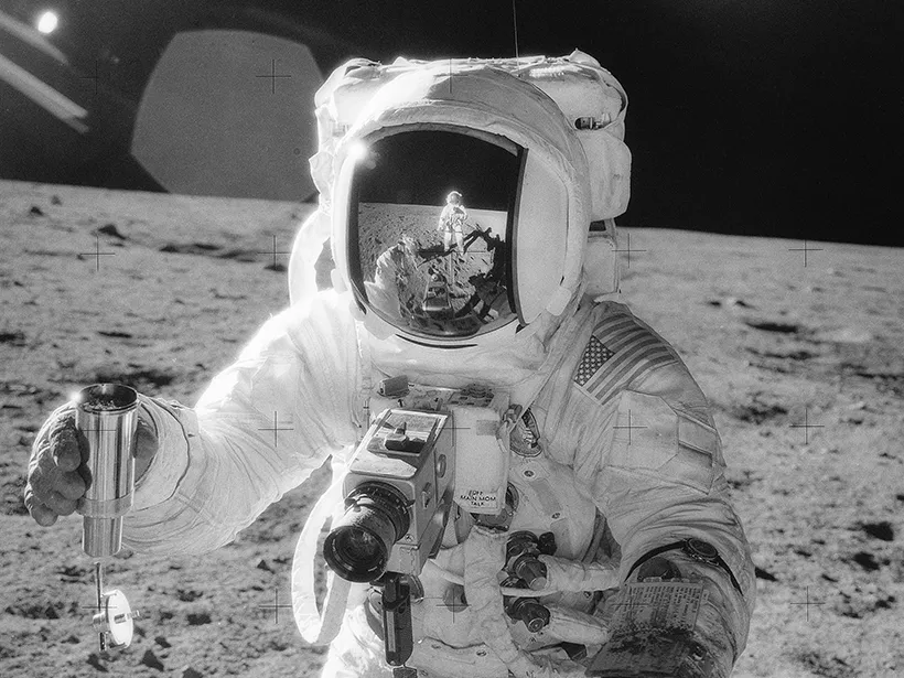 Trong những năm 1960 và 1970, khi NASA thực hiện các sứ mệnh Apollo đưa con người lên Mặt trăng, một hiện tượng kỳ lạ đã xuất hiện: các phi hành gia trở về từ Mặt trăng đều mắc phải một căn bệnh kỳ lạ được gọi là “lunar hay fever” hay "sốt dị ứng Mặt trăng".
