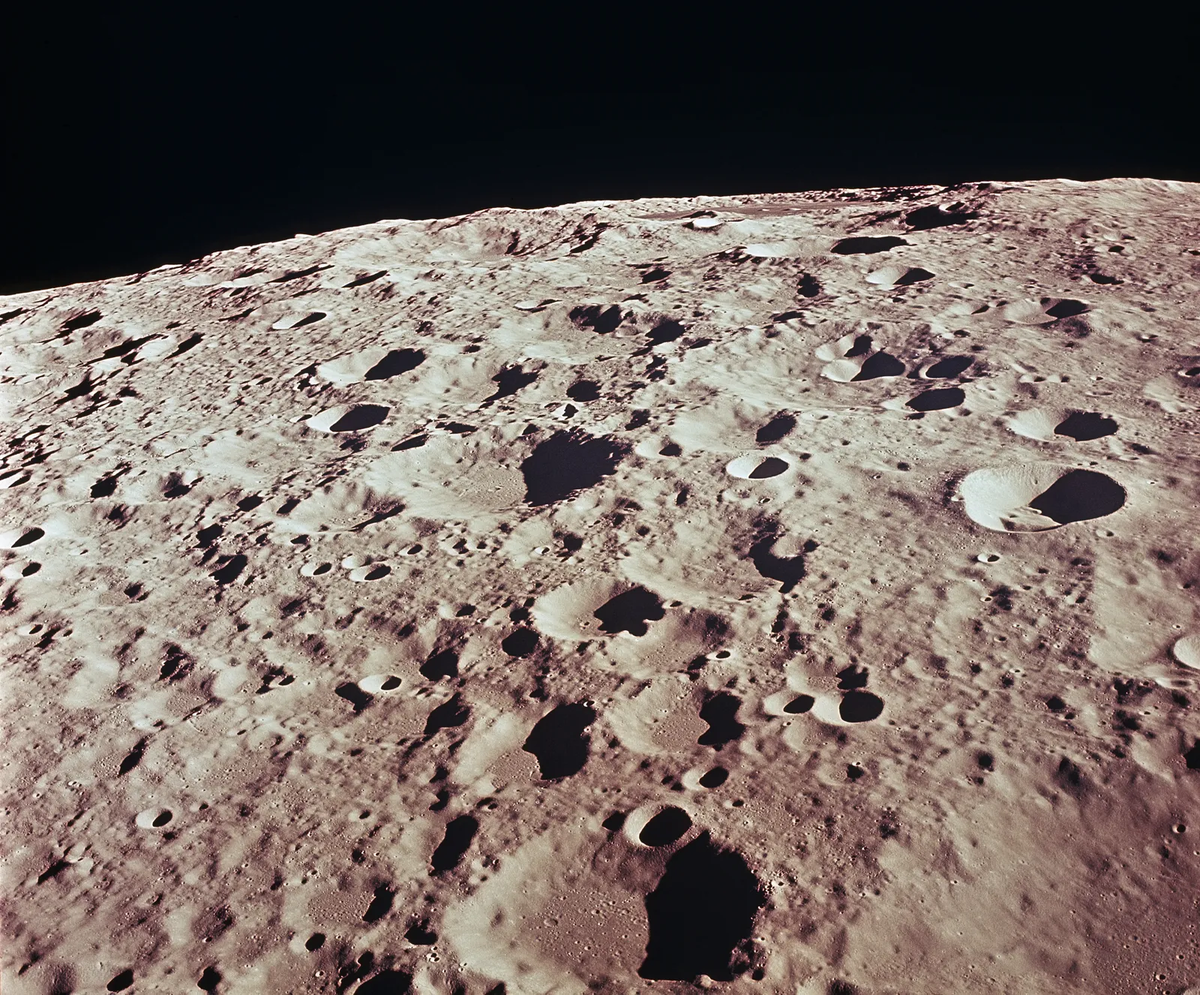 “Sốt dị ứng Mặt trăng” là một minh chứng rõ ràng cho thấy việc khám phá vũ trụ không chỉ đòi hỏi sự dũng cảm mà còn cần sự chuẩn bị kỹ lưỡng về mặt y tế. Những phát hiện này không chỉ giúp bảo vệ sức khỏe của các phi hành gia mà còn mở ra những hướng nghiên cứu mới về tác động của môi trường vũ trụ đối với con người.(Ảnh: Britannica)