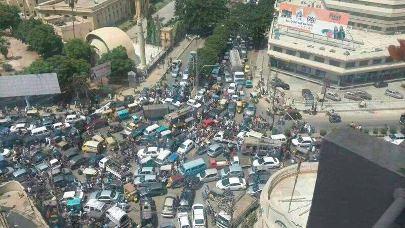 Các phương tiện giao thông sẽ dừng lại, tạo ra một cảnh tượng hỗn loạn với các vụ tai nạn trên đường. (Ảnh: letsdoitpakistan)