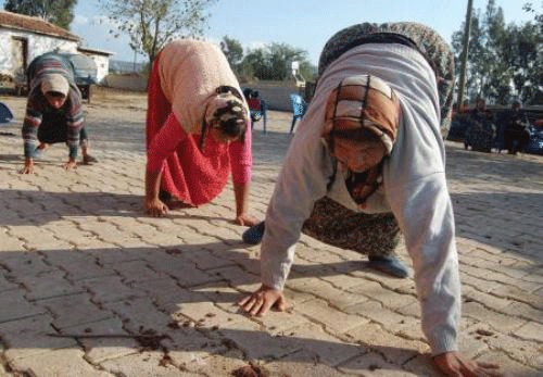 Ngoài ra, tuổi thọ của người dân ở đây cũng ngắn hơn so với người bình thường. Một số người cho rằng hiện tượng này là do hôn nhân cận huyết, dẫn đến đột biến gene và dị tật bẩm sinh. (Ảnh: bilnews)