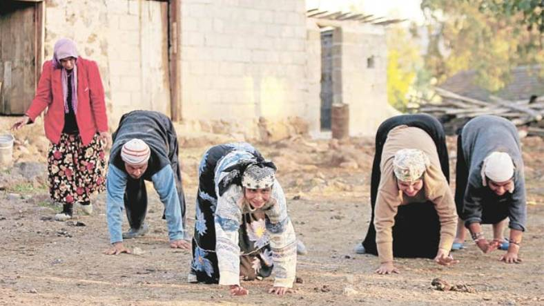 Tuy nhiên, vẫn có một số trẻ em sinh ra trong ngôi làng hoàn toàn khỏe mạnh, nhưng do sống trong môi trường này, chúng học theo cách di chuyển của bố mẹ và dần dần tạo thành thói quen bò bằng bốn chi. (Ảnh: Webtekno)