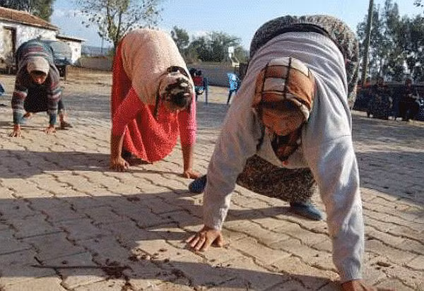  Ngôi làng kỳ lạ này nằm ở Ethiopia, một vùng núi hẻo lánh, rất xa trung tâm nên ít người biết đến. Du khách khi đến đây đã phát hiện ra cách di chuyển khác thường của người dân, họ di chuyển bằng cả hai tay và hai chân trên mặt đất. (Ảnh: Adobe Express)