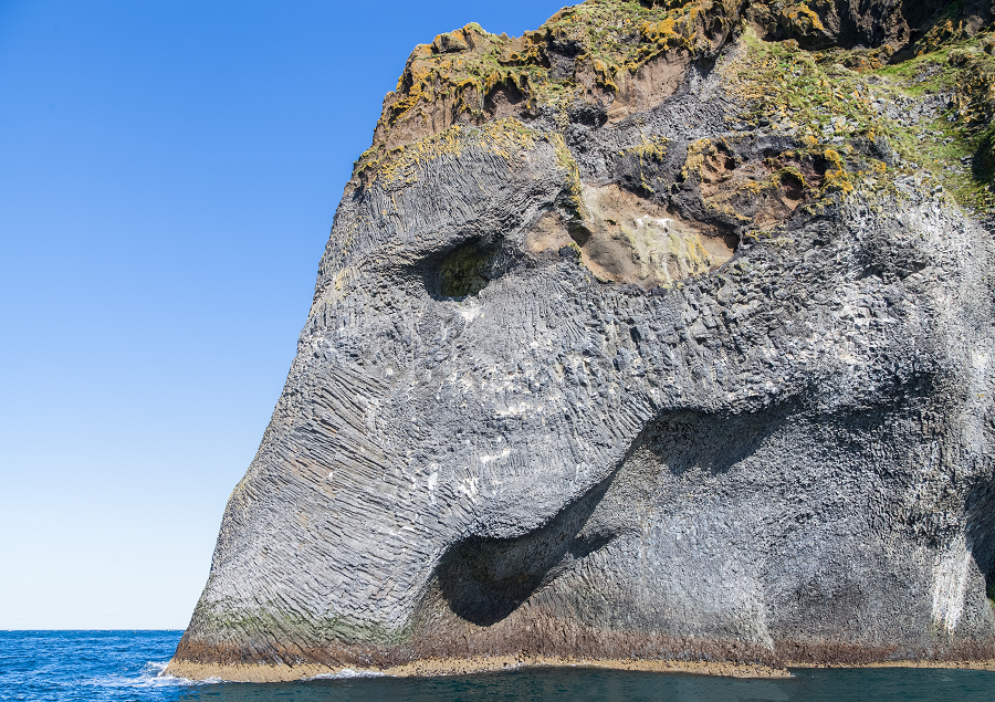 1. Tảng đá đầu voi (Elephant Rock) - Iceland: Nằm trên bờ biển phía nam của Iceland, tảng đá Đầu Voi là một trong những kỳ quan thiên nhiên đặc biệt nhất. Với hình dạng giống hệt một con voi khổng lồ đang cúi xuống uống nước, tảng đá này khiến người ta không khỏi ngạc nhiên về khả năng điêu khắc tự nhiên của gió và nước. Được tạo nên từ dung nham bazan, tảng đá kỳ lạ này là kết quả của những vụ phun trào núi lửa hàng triệu năm trước. (Ảnh:Wikipedia)