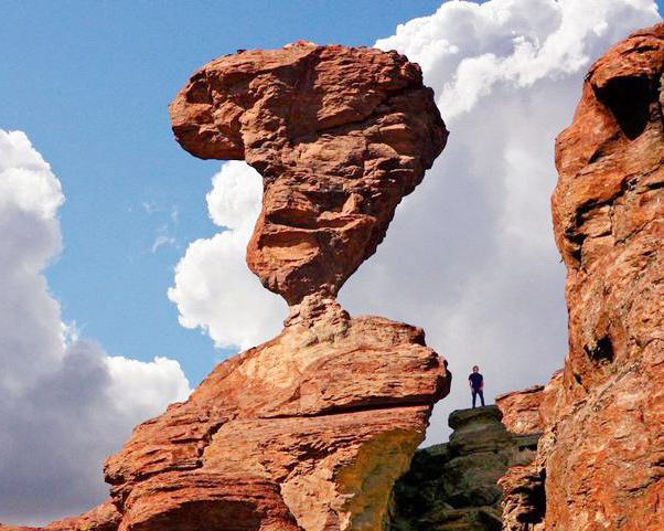 5. Tảng đá Balance Rock - Mỹ: Tảng đá Balance Rock nằm trong Vườn quốc gia Arches ở Utah, Mỹ, là một tảng đá khổng lồ được cân bằng một cách kỳ diệu trên đỉnh một cột đá mỏng. Tảng đá này có chiều cao khoảng 16,7 mét và nặng ước tính hàng ngàn tấn. Điều đáng kinh ngạc là nó vẫn đứng vững sau hàng triệu năm, bất chấp sự bào mòn của thời gian và thời tiết khắc nghiệt. (Ảnh:Visit Southern Idaho)