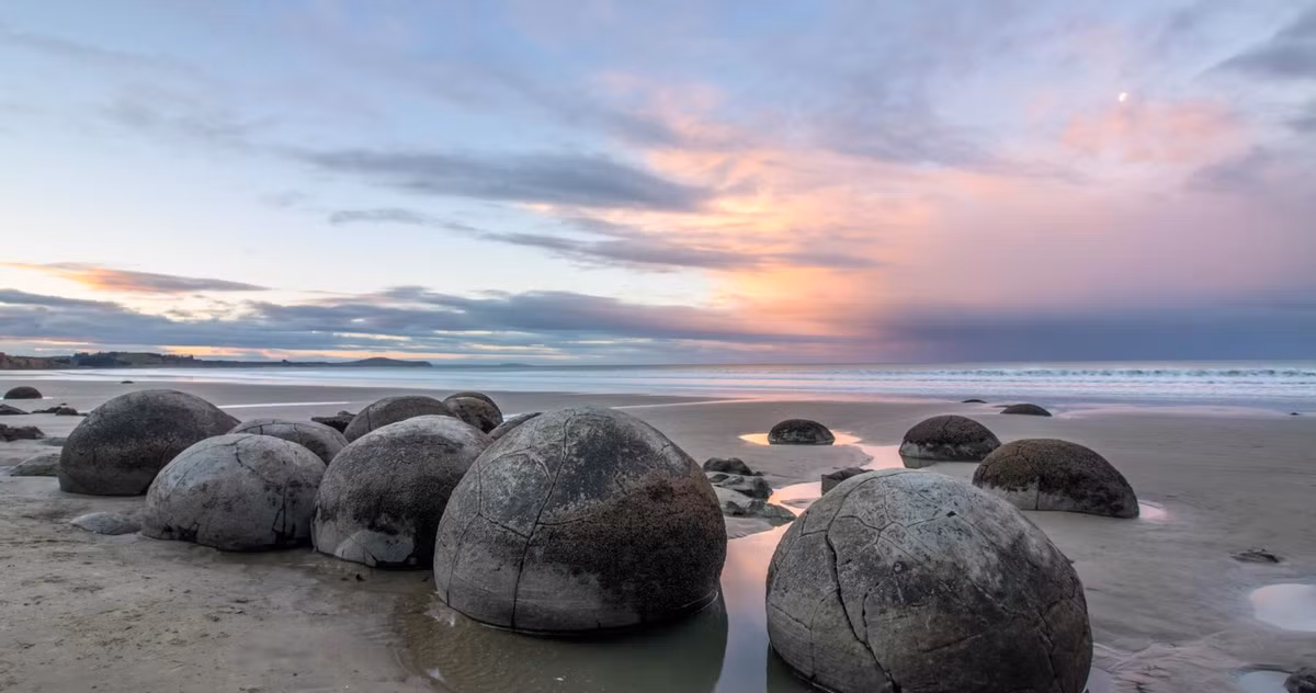 4. Tảng đá Moeraki Boulders - New Zealand: Những tảng đá Moeraki Boulders nằm rải rác trên bờ biển Koekohe ở New Zealand nổi tiếng với hình dạng tròn hoàn hảo như những quả bóng khổng lồ. Được hình thành từ bùn đất và các trầm tích biển hàng triệu năm trước, những tảng đá này có đường kính từ 1,5 đến 2,2 mét và được cho là kết quả của quá trình kết tinh tự nhiên dưới biển. (Ảnh:New Zealand)