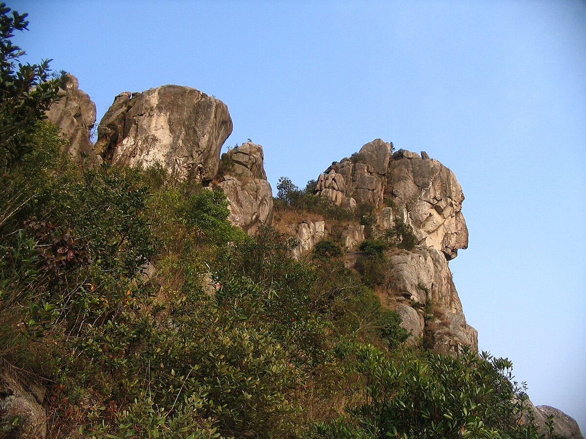 7. Tảng đá mắt sư tử (Lion's Head Rock) - Đài Loan: Nằm trên đỉnh núi Yangming ở Đài Loan, tảng đá Lion's Head Rock thu hút du khách bởi hình dạng giống hệt đầu của một con sư tử đang gầm lên. Tảng đá này là kết quả của quá trình phong hóa và xói mòn đá vôi, tạo nên một tác phẩm nghệ thuật thiên nhiên độc đáo giữa khung cảnh núi rừng xanh mướt.(Ảnh:Wikipedia)