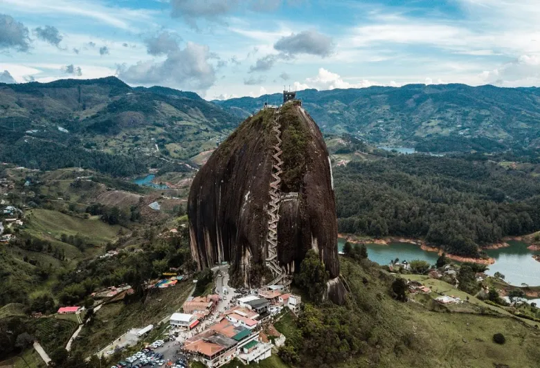 6. Tảng đá đầu người (El Penon de Guatapé) - Colombia: El Penon de Guatapé, hay còn gọi là "Đá Guatapé", là một tảng đá khổng lồ cao 200 mét nằm ở thị trấn Guatapé, Colombia. Điều đặc biệt về tảng đá này không chỉ là kích thước ấn tượng mà còn là 740 bậc thang được xây dựng dọc theo một khe nứt tự nhiên để đưa du khách lên đỉnh. Từ trên cao, bạn có thể chiêm ngưỡng toàn cảnh hồ nước và các hòn đảo xung quanh, tạo nên một khung cảnh thiên nhiên tuyệt đẹp.(Ảnh:Eos.org)
