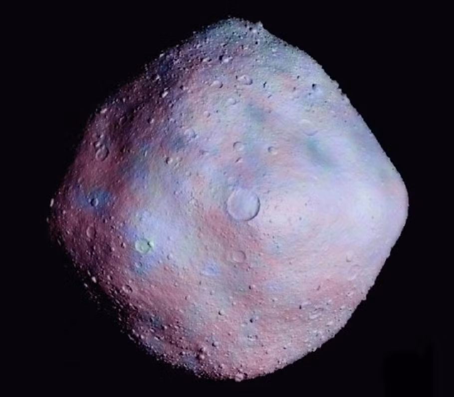 7. 1999 RQ36: Tiểu hành tinh này, còn được gọi là Bennu (sau khi được tái phát hiện), có khả năng va chạm với Trái đất vào cuối thế kỷ này. Bennu là mục tiêu của nhiều nghiên cứu và là một trong những tiểu hành tinh được NASA quan tâm hàng đầu. Việc theo dõi Bennu không chỉ giúp chúng ta hiểu rõ hơn về khả năng va chạm mà còn cung cấp thông tin quý giá về các biện pháp ngăn chặn.(Ảnh: National Air and Space Museum)