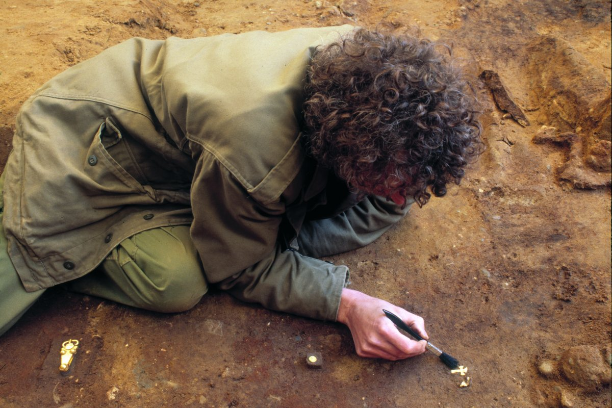 Sau hơn 15 năm khai quật và phục hồi, các nhà khảo cổ học từ Bảo tàng Khảo cổ học London (MOLA) đã xác định rằng đây có thể là nơi chôn cất hoàng gia theo đạo Thiên chúa sớm nhất ở Anh. Họ sử dụng phương pháp xác định niên đại bằng cacbon phóng xạ để xác định tuổi của những đồng tiền vàng, cho thấy ngôi mộ có thể có từ những năm 580 hoặc 590. (Ảnh: sciencealert)