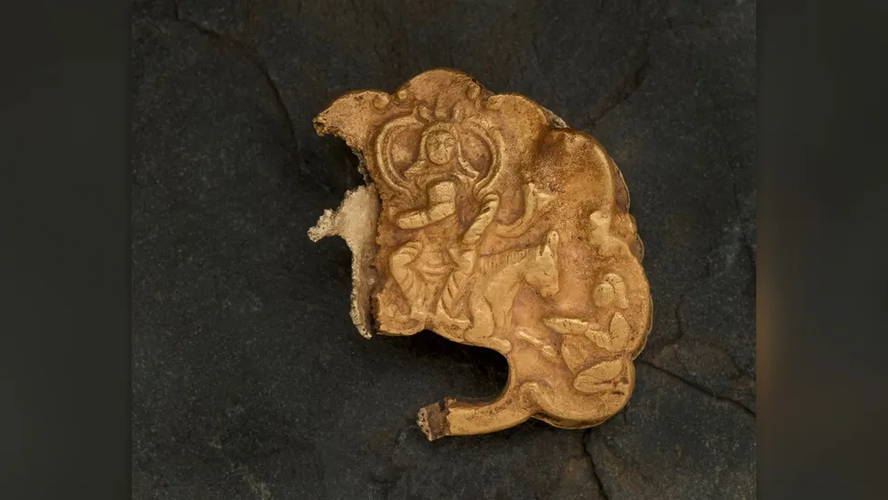 Ngôi mộ này thuộc về một nhà quý tộc, có thể là một hoàng tử. Hai chiếc khóa rộng khoảng 3,7 cm, có thể là khóa thắt lưng và được xem là biểu tượng quyền lực trong xã hội Turkic. Một chiếc khóa bị hư hỏng nặng trong quá trình hỏa táng. (Ảnh: Live Science)