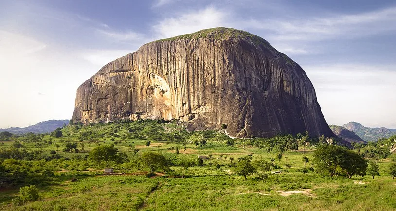 2. Zuma Rock, Nigeria (725 mét): Nằm gần thủ đô Abuja, Zuma Rock được biết đến với hình dáng đặc biệt và là một biểu tượng văn hóa quan trọng của Nigeria. (Ảnh: Geology Science)