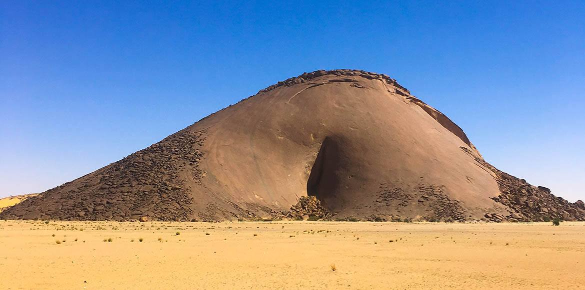 5. Ben Amera, Mauritania: Ben Amera là tảng đá nguyên khối lớn nhất ở châu Phi và là một trong những tảng đá lớn nhất thế giới. Nằm ở sa mạc Sahara, nó là một điểm đến hấp dẫn cho những người yêu thích khám phá.(Ảnh: Team Hazard Rides Again)