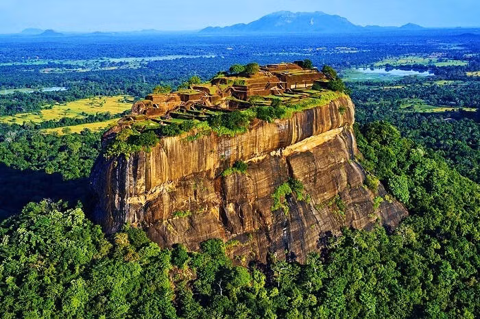 4. Sigiriya, Sri Lanka (370 mét): Sigiriya là một tảng đá nguyên khối nằm ở trung tâm Sri Lanka, nổi tiếng với các bức tranh tường cổ và là một di sản thế giới được UNESCO công nhận.(Ảnh: Wikipedia)