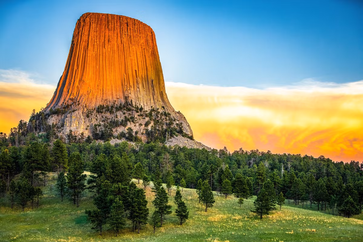 7. Devils Tower, Mỹ (386 mét): Nằm ở Wyoming, Devils Tower là một tảng đá nguyên khối nổi tiếng với hình dáng độc đáo và là một địa điểm linh thiêng của các bộ tộc bản địa Mỹ.(Ảnh: Rapid City)