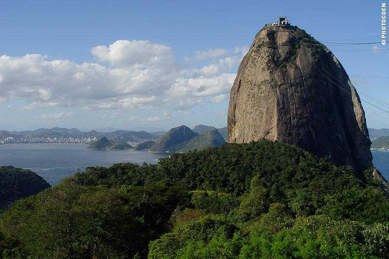 3. Sugarloaf Mountain, Brazil (396 mét): Nằm ở thành phố Rio de Janeiro, Sugarloaf Mountain nổi tiếng với hình dáng giống như một chiếc bánh mì và là một điểm du lịch hấp dẫn với cáp treo đưa du khách lên đỉnh.(Ảnh: Notes on Slow Travel)