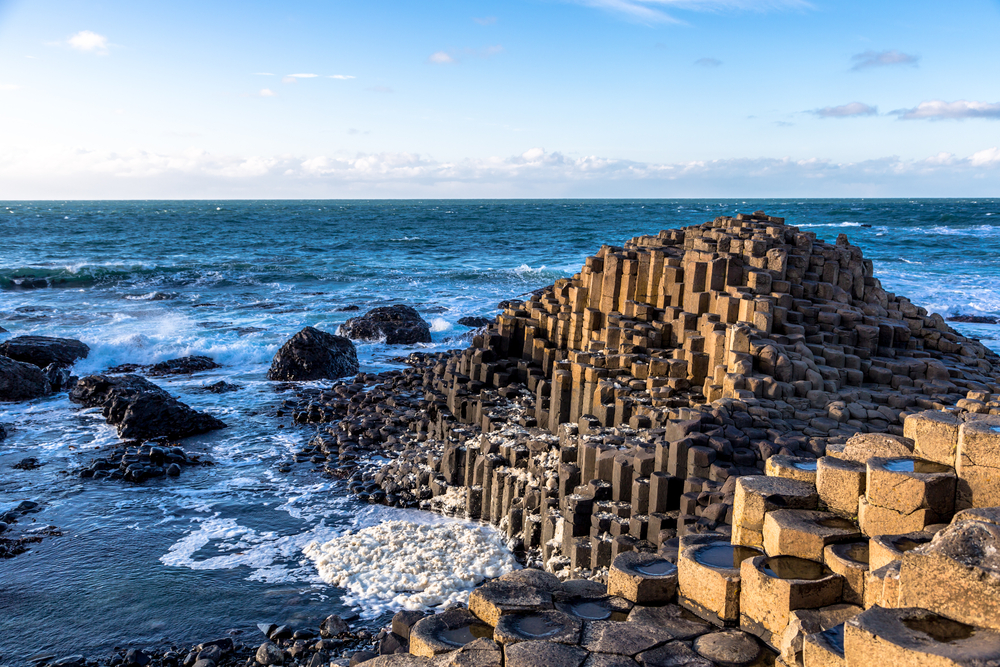 8. Giant’s Causeway, Bắc Ireland: Giant’s Causeway là một khu vực gồm khoảng 40.000 cột đá bazan hình lục giác, được hình thành từ hoạt động núi lửa cách đây khoảng 60 triệu năm. Đây là một di sản thế giới được UNESCO công nhận. (Ảnh: The Giant's Causeway Tour)
